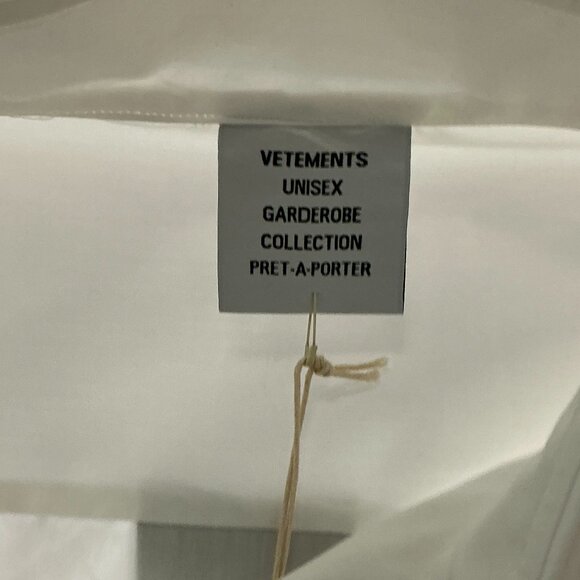 VETEMENTS Patched Back Sleeveless Unisex Size L White Button Shirt NWT - Picture 5 of 7